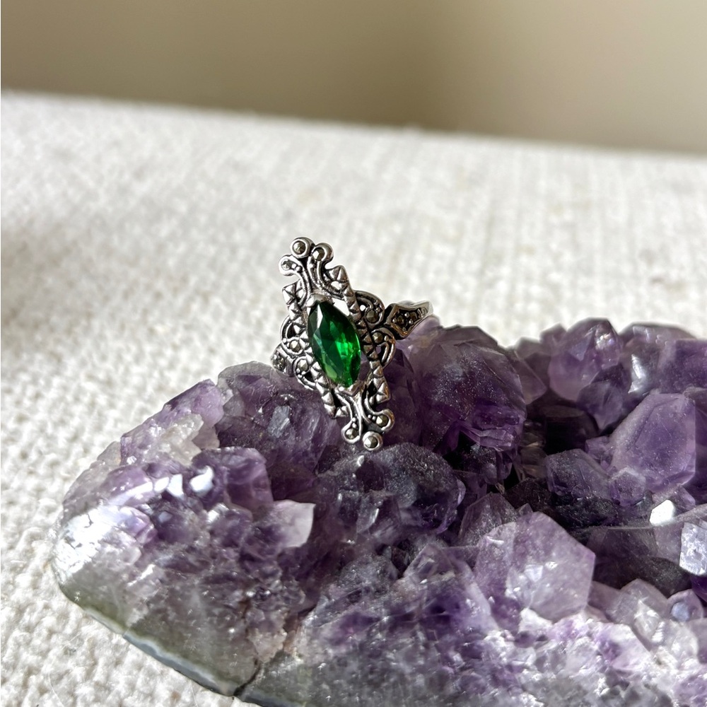 Von Maur Vintage style .925 Sterling Silver Marcasite and emerald ring 7 - Picture 4 of 4